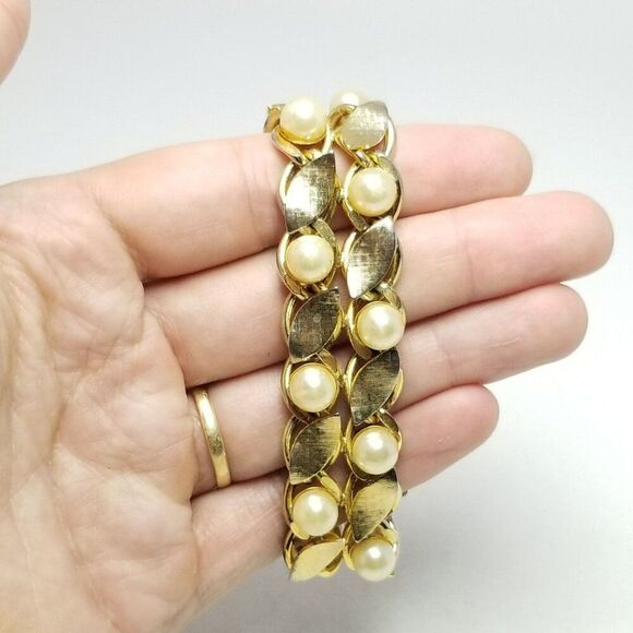 Vintage Gold Tone and Faux Pearl Panel Bracelet, Classic Design, Retro Estate - Picture 3 of 6